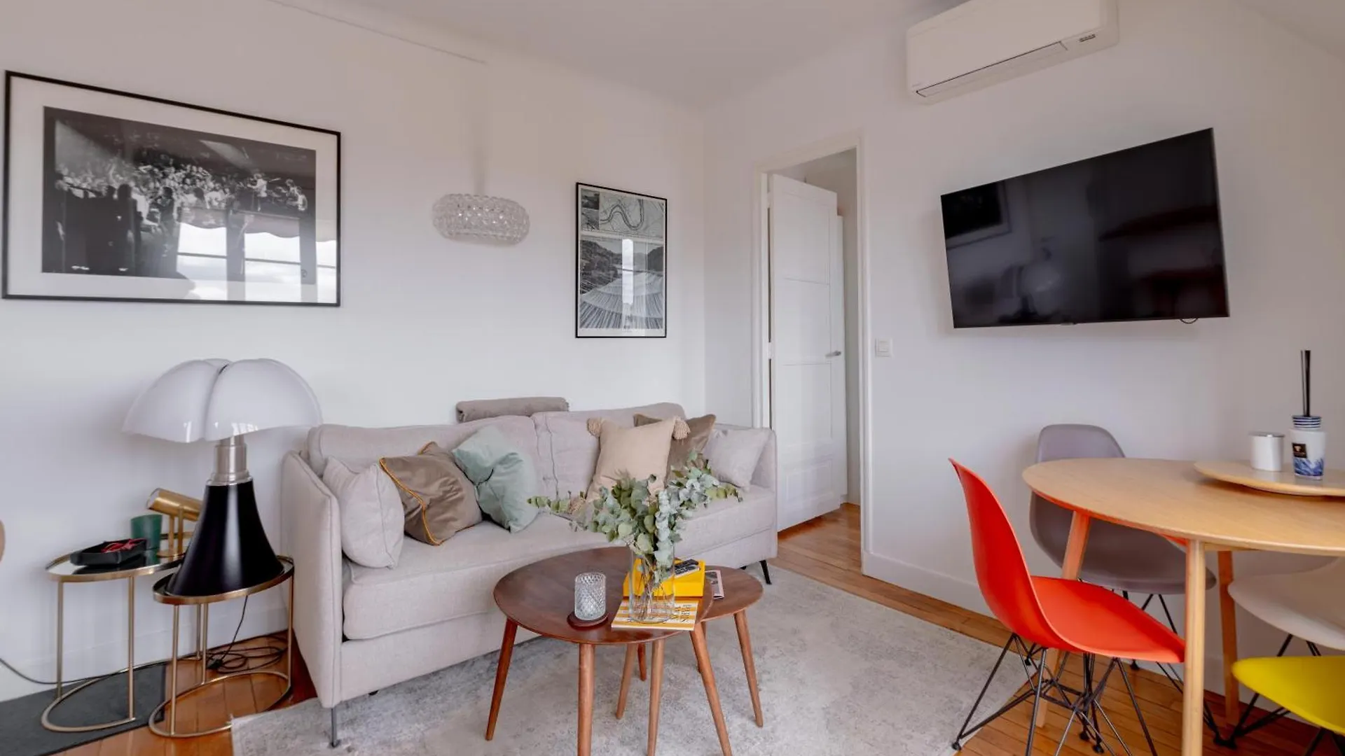 Apartment 1-Bedroom Gem Eiffel Tower View, Terrace, And Ac Paris