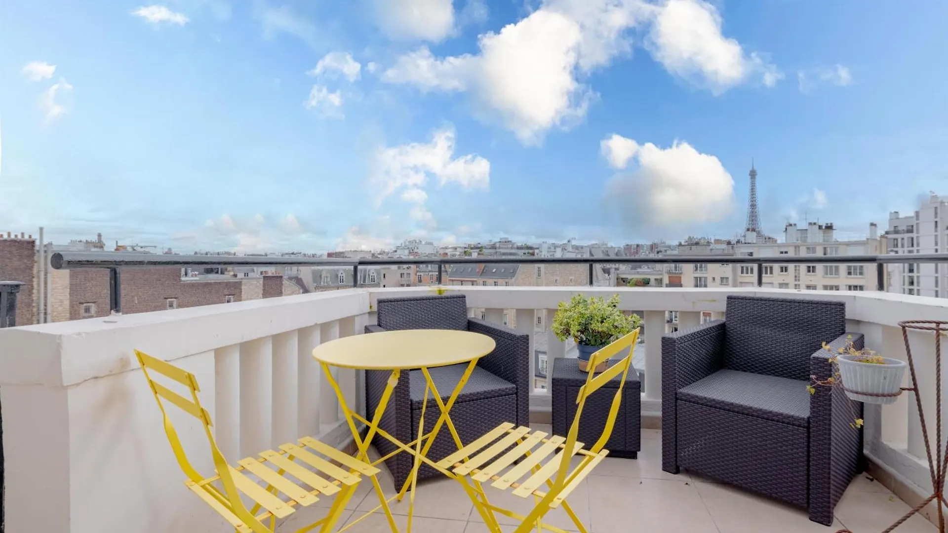 Apartment 1-Bedroom Gem Eiffel Tower View, Terrace, And Ac Paris